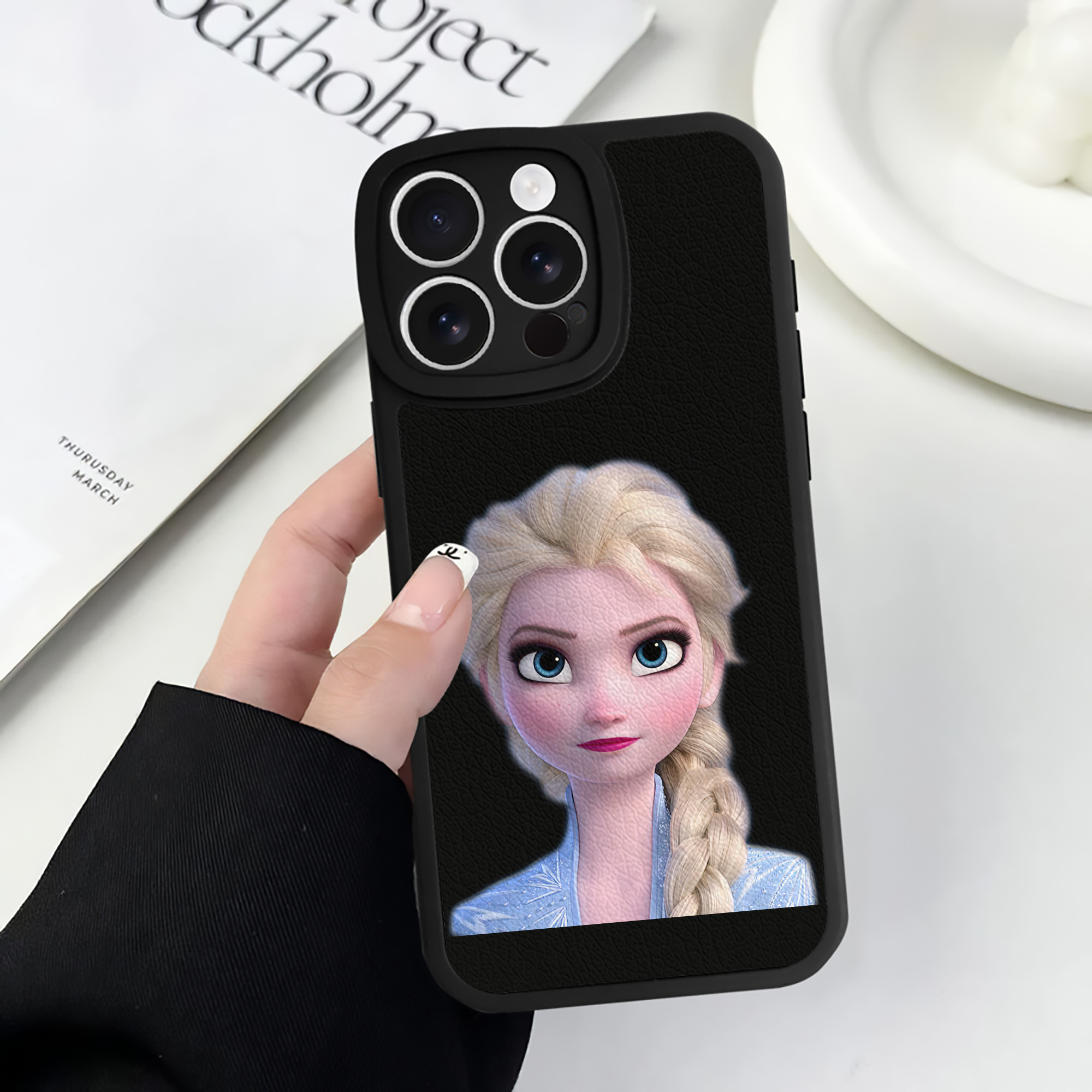 （画像用） アナと雪の女王 アンナ エルサ Frozen Anna Elsa 【iPhone 16シリーズ対応】シリコンスマホケース（レザー調） 材質：シリコン